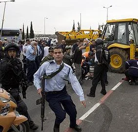 Traktörünü polisin üzerine sürdü, öldürüldü