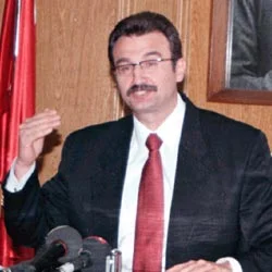 Tüzmen, öğrencilerle folklor oynadı