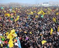 Van'da 300 bin kişi Newroz'da buluştu