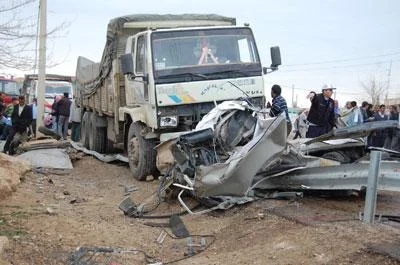 Yol kana bulandı: 2 ölü, 1 yaralı