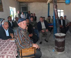 643 seçmenli köyde 571 boş oy