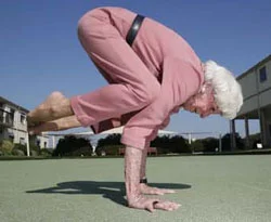 83'lük çılgın büyükanneden yoga dersleri