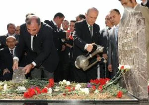 Alparslan Türkeş mezarı başında anıldı