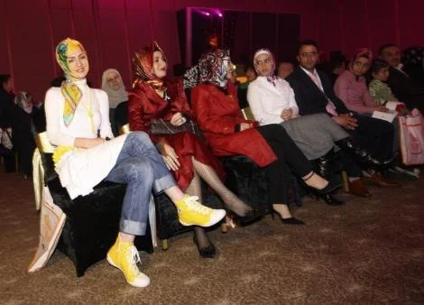 'Başındaki Örtüyü Kirletme'