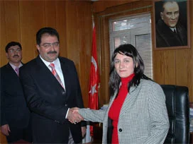 Başörtülü başkan yasağı perukla aşabildi