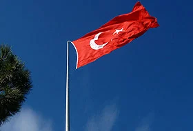 Bayrak indirme girişimine 18 yıl hapis cezası