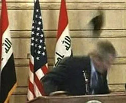 Bush'a ve Saakaşvili'ye ayakkabı fırlattılar