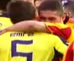 Emre ve Sabri birbirlerine böyle sarılmış...