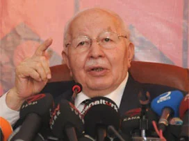 Erbakan açıklama yapıyor