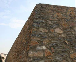 Fakirle zengin arasına duvar
