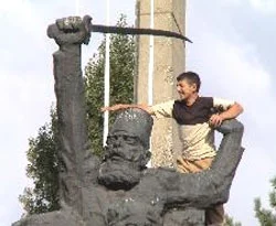 Gazi Ahmet Muhtar Paşa'nın heykelini