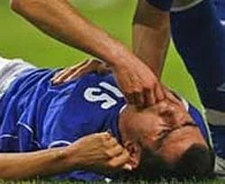 Hakem, futbolcunun hayatını kurtardı