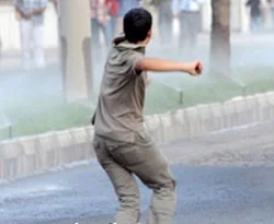 Hakkari'de göstericiler polise saldırdı