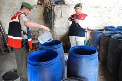 İki ton sahte rakı ele geçirildi