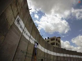 İsrail duvarına en uzun mektuplu protesto