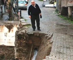 İzmir'de yol 8 metre çöktü