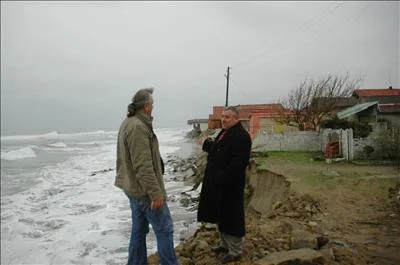 Karadeniz, evleri yıkmaya devam ediyor