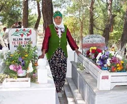 Mezarlıklar rengarenk oldu