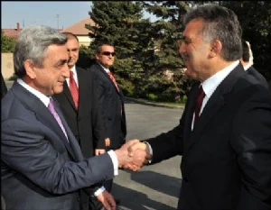 Ne kapıdan vazgeçiyor ne de 'soykırım' iddiasından