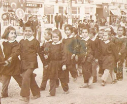 Okullarda 44 yıllık 'uygun adım' bitti