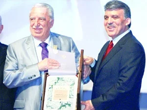 Prof. Yalçıntaş'a 'hocaların hocası' nişanı