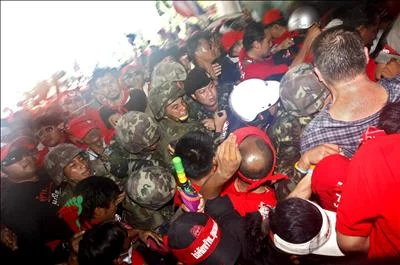 Protestolar ASEAN zirvesini ertettirdi