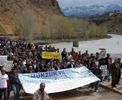 Tunceli'de 5 bin kişi suya taş attı