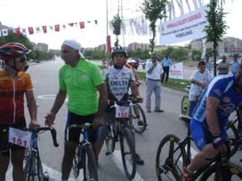 51 yaşında 51 saat bisiklet üstünde kaldı