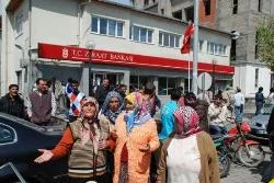 Anneler banka ve valiliğe koşuyor