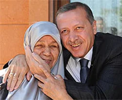 Başbakan Erdoğan annesinin elini öptü