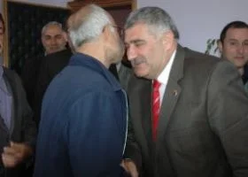 Eski başkanı hoparlörden halka şikayet etti