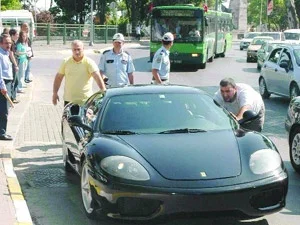 Ferrari'sini itiveren bilge