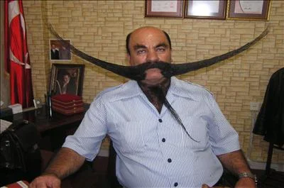 Geçimini bıyığıyla sağlıyor