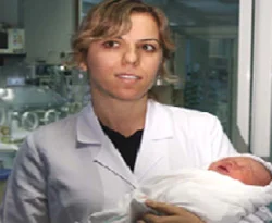 Kahraman doktor, 13 bebeği yangından kurtardı