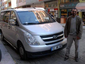 Minibüsü yaya geçidinden geçirdi