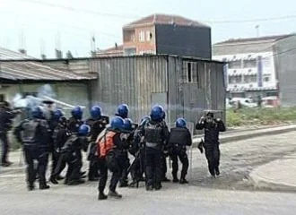 Okula gaz bombası