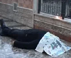 Ölü taklidi yaptı hayatını kurtardı