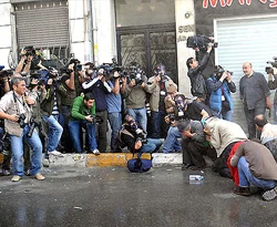 Polis küçük bir grubu su ile dağıttı