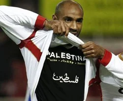 Türk öğrencilerden Kanoute'ye anlamlı ödül