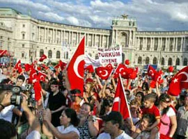 Türk Yürüyüşü'nde çirkin saldırı