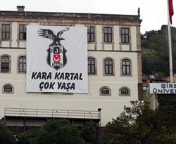 Üniversite binasına BJK bayrağı