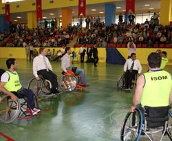 Ünlü basketçiler tekerlekli sandalyede