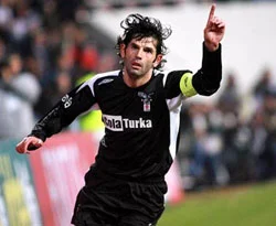 Üzülmez 1 yıl daha Beşiktaş'ta
