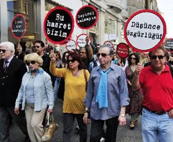 Ve laik tiyatrocular sahnede