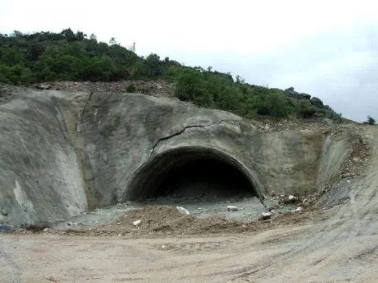 Yol çalışması hızlı tren tünelini çökertti