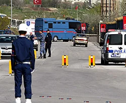 Adliye önünde kanlı hesaplaşma