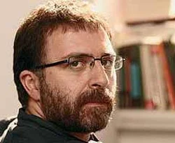 Ahmet Hakan düşerek kolunu kırdı