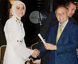 Başörtülü okul birincisi kürsüde