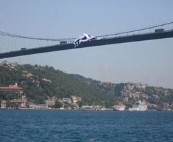 Beşiktaş bayrağı Boğaziçi Köprüsünde