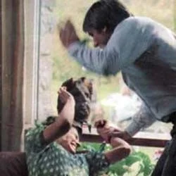 Birasını döken karısını balkondan aşağı attı